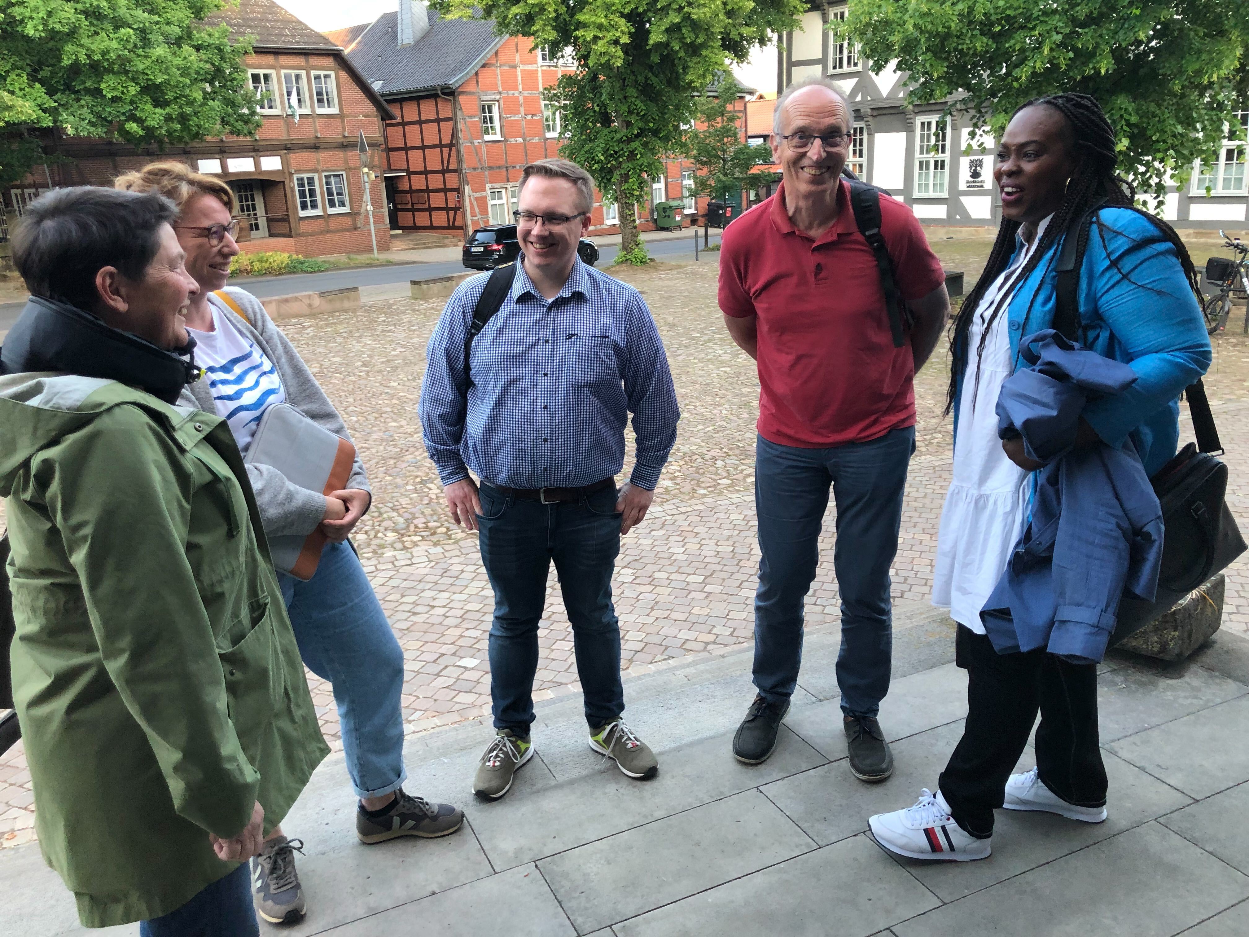 Delegation aus Garbsen bewundert den Amtshof in Bissendorf