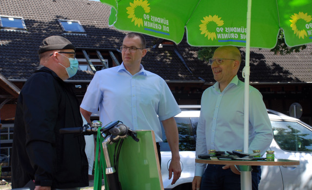 Reiche Beute für die Bienen - Grüne sammeln Handys für den NABU